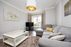 Elegant 5-Bed Home By Sea & City, Parking & Garden - Ideal for Long Stays